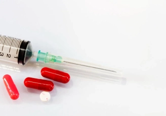 медицинские препараты и шприц для процедур невролога на дому